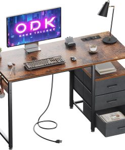 ODK 120x48x75.5cm Schreibtisch mit 3 Schubladen aus Stoff, Computertisch mit 2 Steckdosen und USB-Buchsen, Umkehrbarer PC Tisch Bürotisch für Home Office, Braun