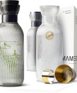 MAMEIDO Wasserkaraffe 1 l, Glaskaraffe mit Ausgießer & Sieb, mundgeblasene Karaffe Glas, Wasserkrug mit edler Optik für besondere Anlässe, Karaffen zum Verschenken (Smoke Black)